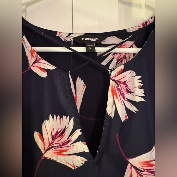 Express Silk Blue Flower Print Keyhole Detail Women’s Blouse - Picture 2 of 3